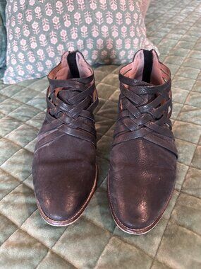 Seychelles Women's Size 9 "So Blue" Ankle Booties in Black